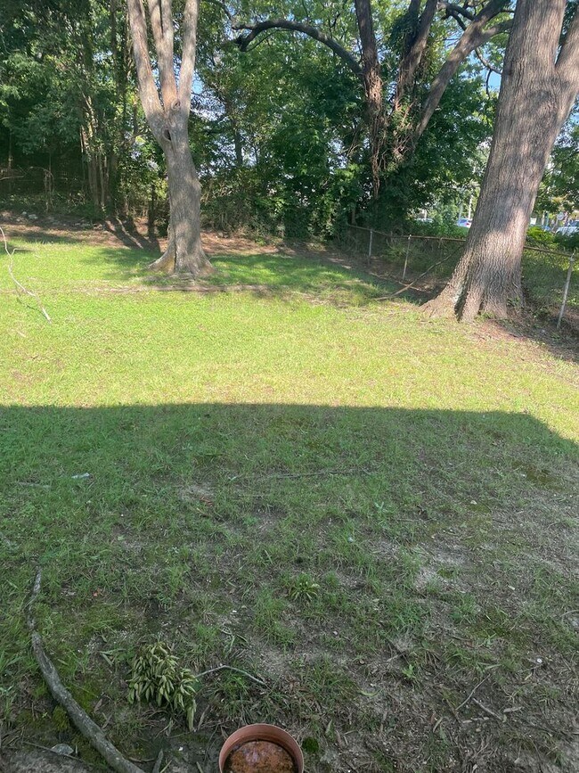 Building Photo - Spacious 2 Bedroom with an Office - LAWNCA...