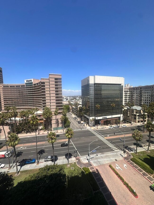 Building Photo - 1BR High-Rise with Balcony & Views