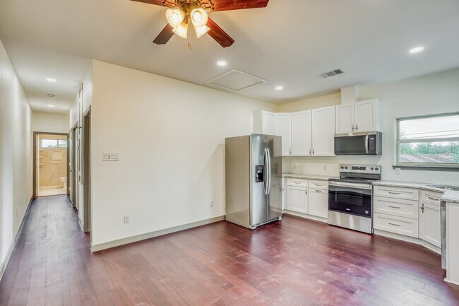 Building Photo - 3502 Longwood Dr