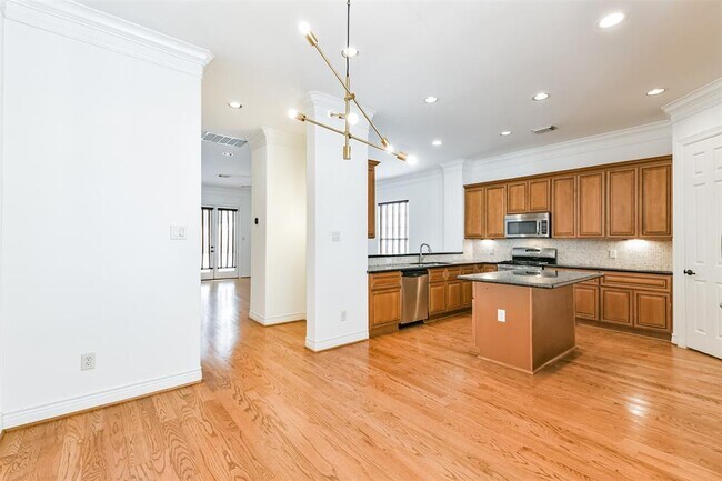 Building Photo - 1529 Rosewood St