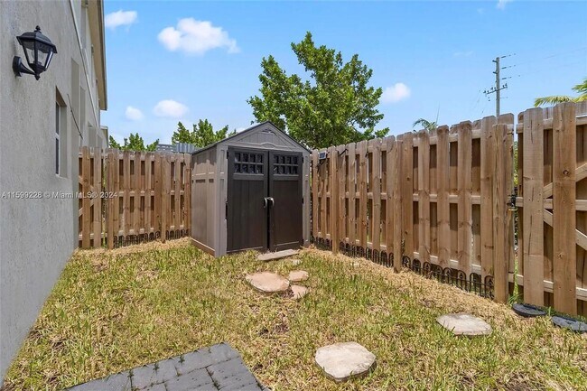 Building Photo - 389 NE 5th Pl