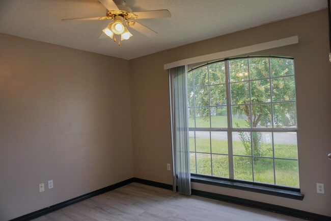 Building Photo - 322 Apple Dr