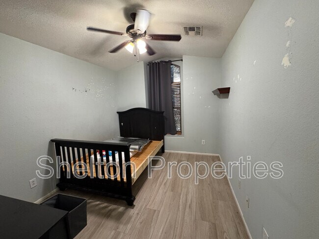 Building Photo - 15828 W Latham St