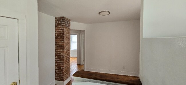 Building Photo - 208 Main St