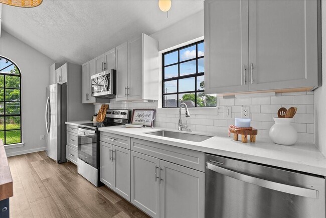 Building Photo - 310 Lakeside Dr