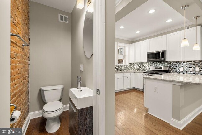 Building Photo - 912 I St NE