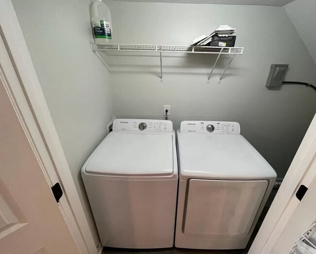 Building Photo - 2 Bedroom || 1.5 Bathroom Townhome