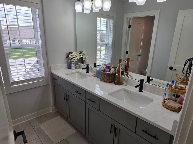 Building Photo - 5 bedroom Pewaukee home in Broken Hill