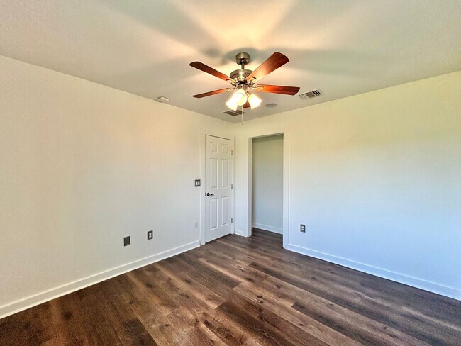 Building Photo - Gorgeous 3 Bed 2.5 Bath Single Family Home