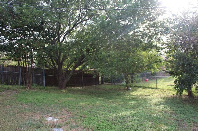 Building Photo - 104 Spur Dr