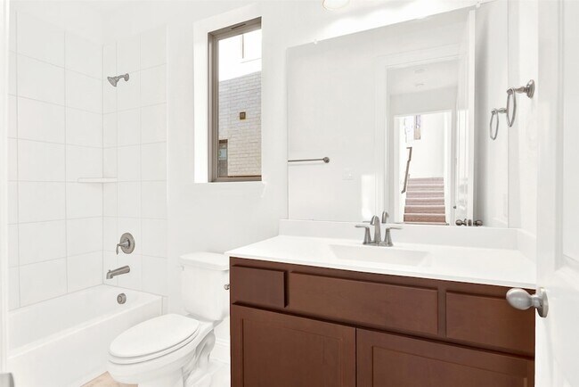 Building Photo - 2414 Thavie St