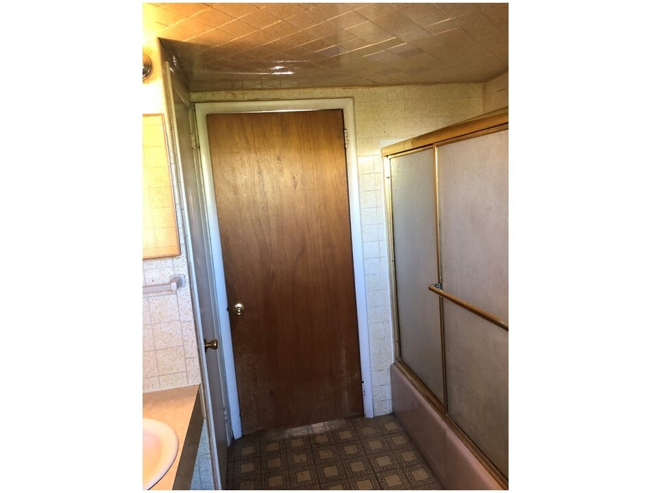 tub.shower enclosure - 419 N 2nd St