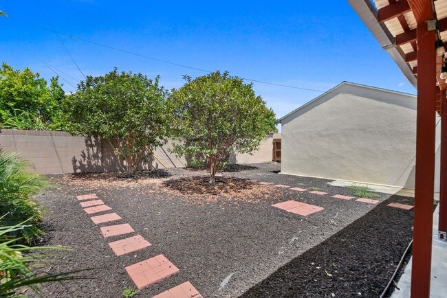 Building Photo - Newly Re-Modeled 3B | 1B home located in Prime Gardena!