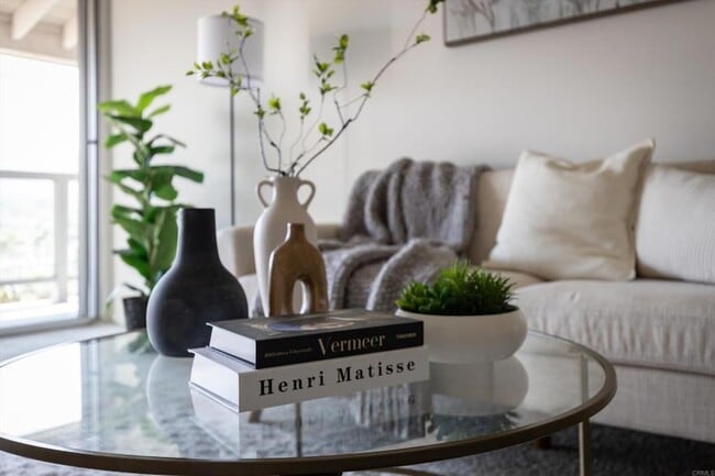 Building Photo - 1560 Circa Del Lago