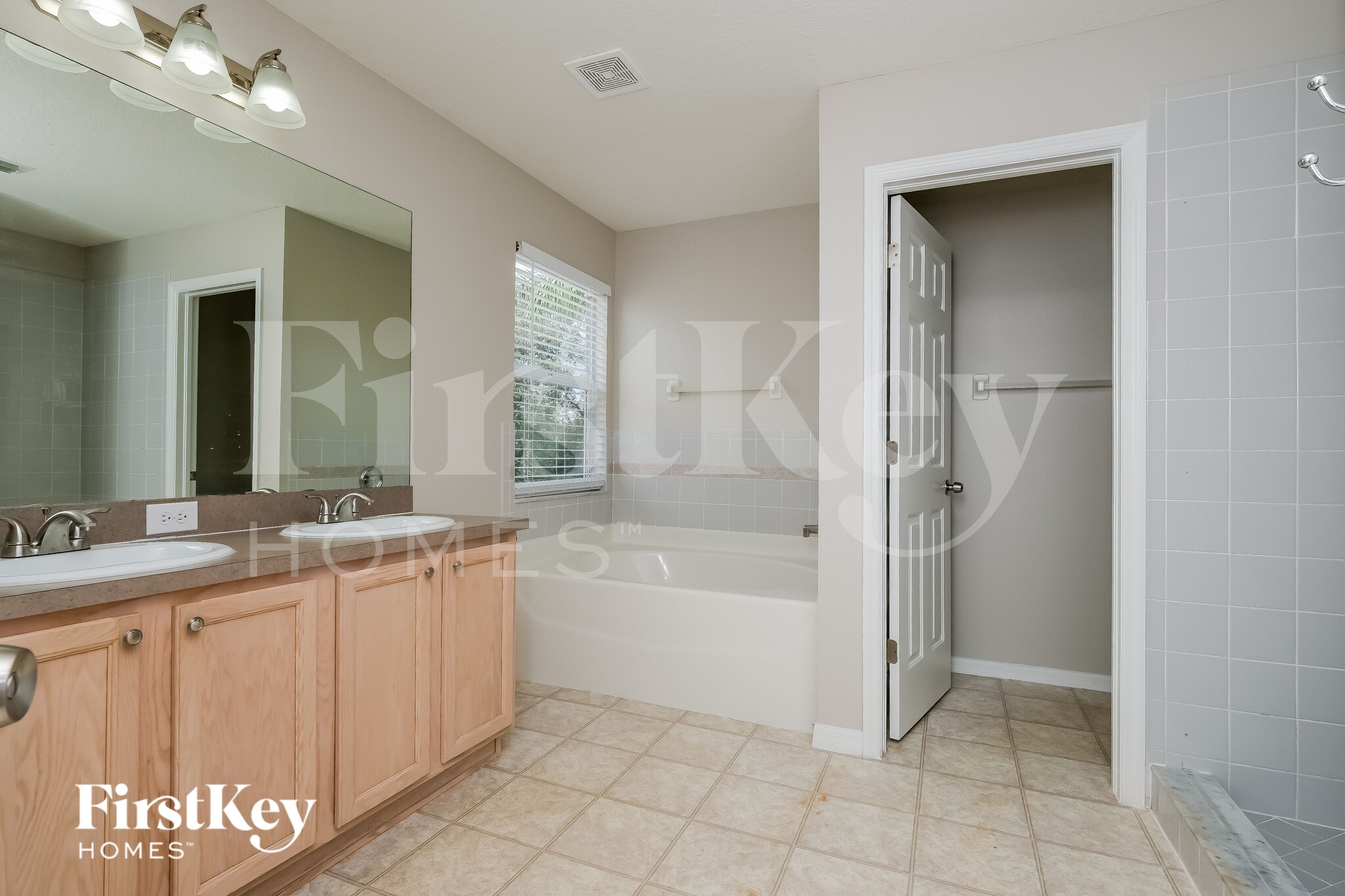 Building Photo - 4925 Woodmere Rd