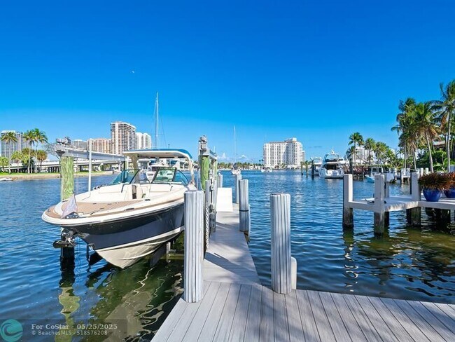 Building Photo - 325 Poinciana Dr