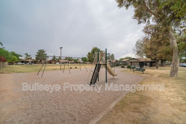 Building Photo - 3229 E Crescent Ave