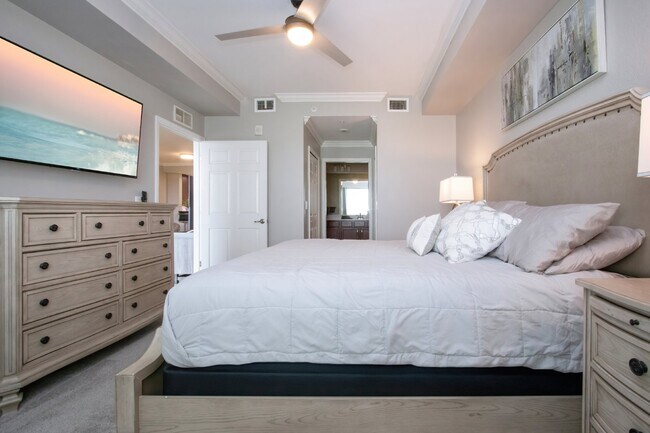 Building Photo - Like new 2BR, 2BA garage condo-Lakewood National