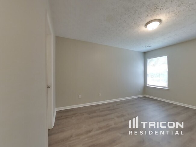 Building Photo - 261 Silver Ridge Dr