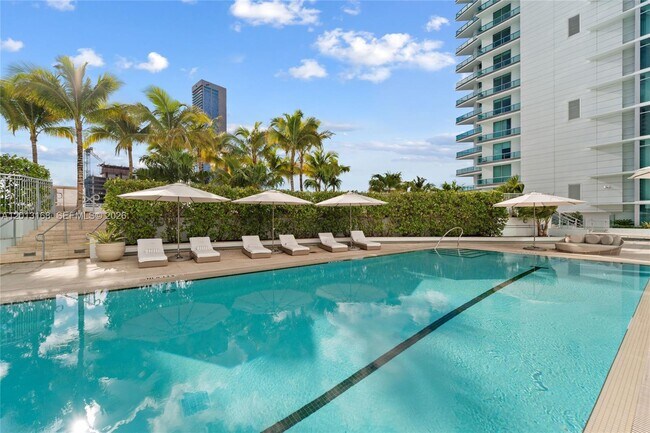 Building Photo - 900 Biscayne Blvd