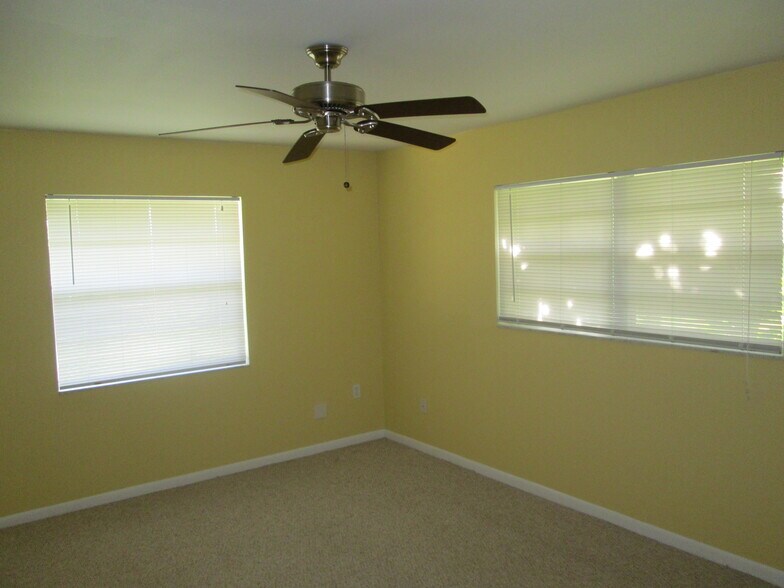 Building Photo - 9105 SW 137th Ter