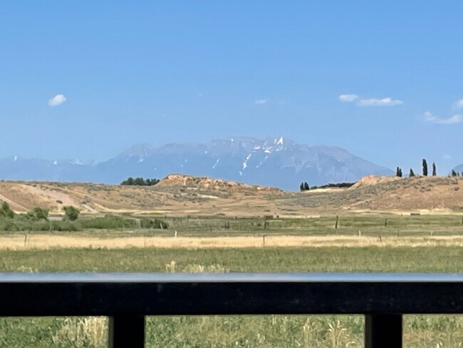 Building Photo - 3-Bedroom Townhome in Santaquin!