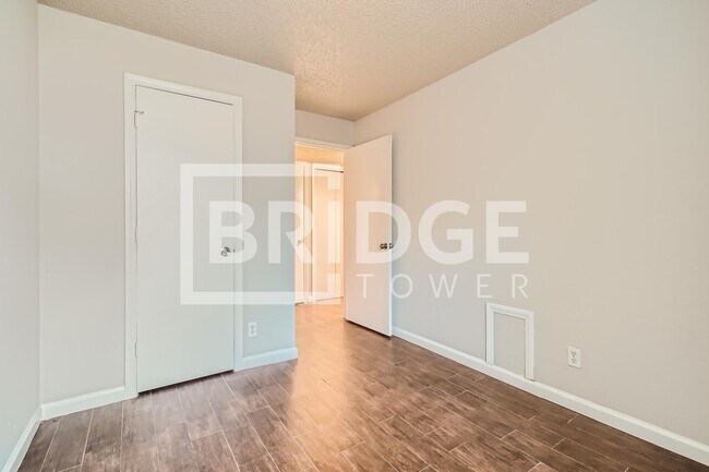 Building Photo - 806 Prairie Creek Dr