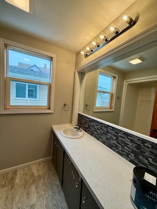 Building Photo - Available Feb 15th! Spacious 3–4 Bedroom Home in Prime Central Location