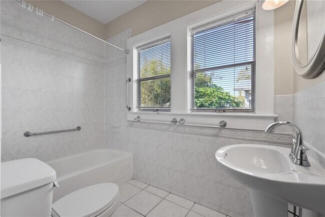 Building Photo - 303 E Paris St