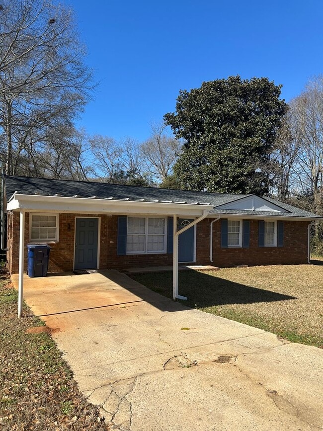 Building Photo - 3 bedroom home near Wire Park