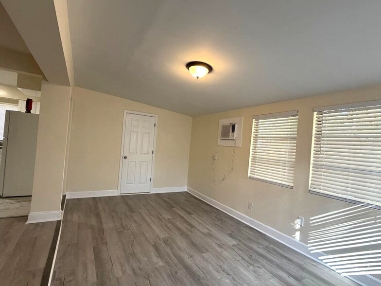 Large living room with 2 areas and AC - 17 W Winter Park St