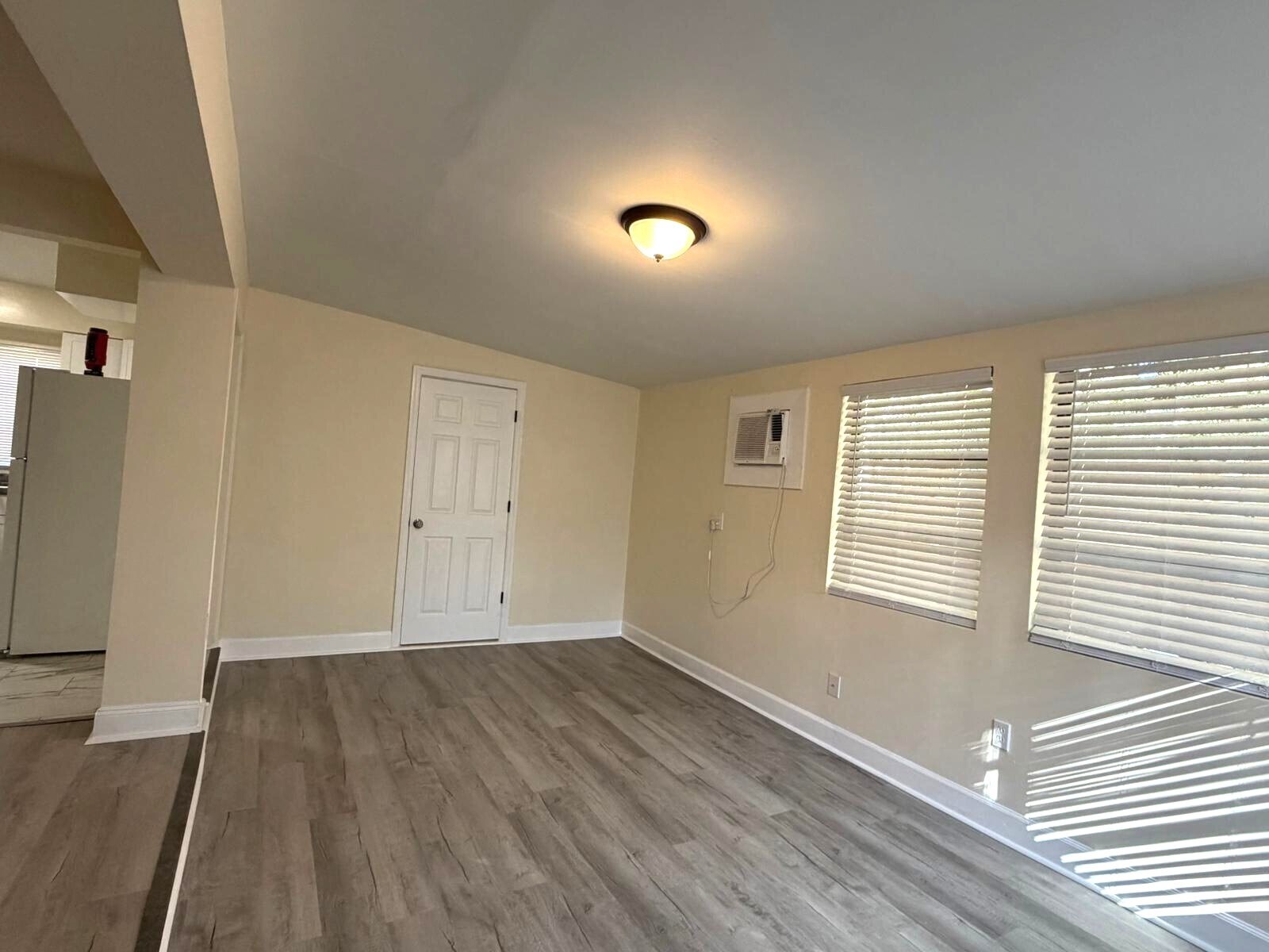 Large living room with 2 areas and AC - 17 W Winter Park St