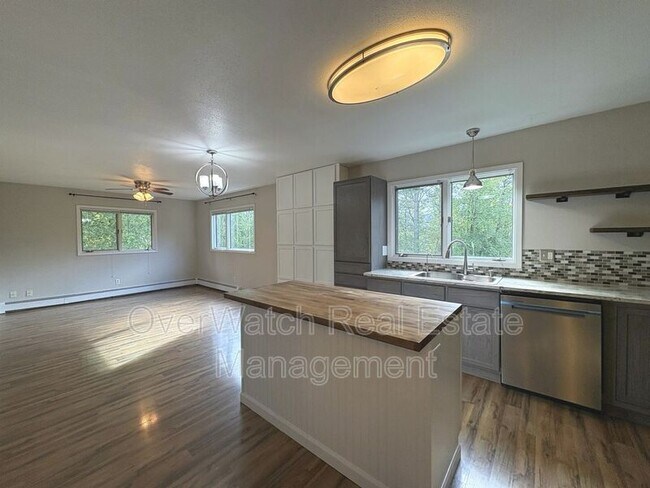 Building Photo - 6121 De Armoun Rd