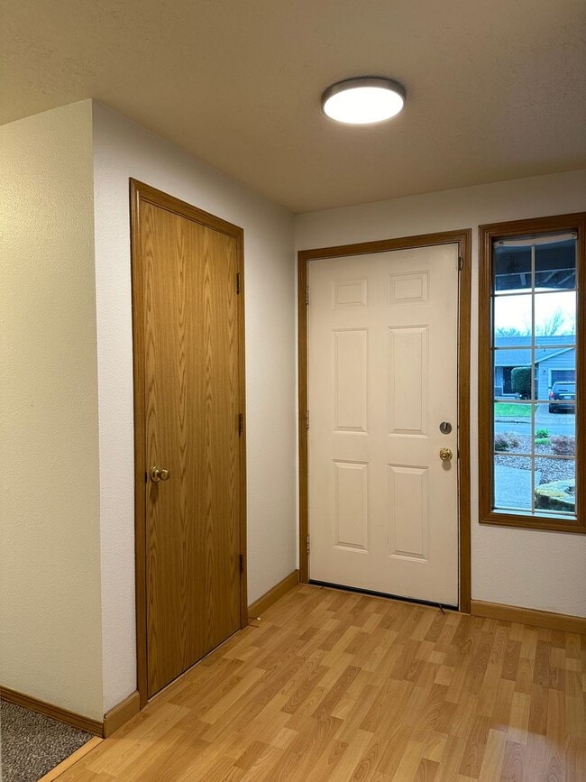 Building Photo - Newly Updated Single Level Home in Established Keizer Neighborhood