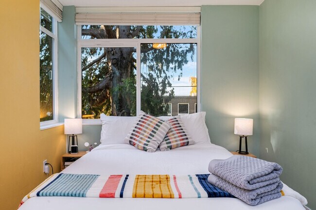 Building Photo - 764A Belmont Pl E