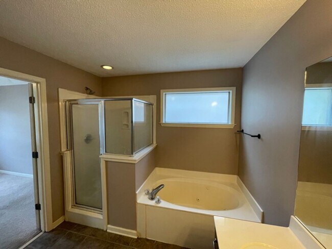 Building Photo - Awesome Home for Rent!!!! UNDER REPAIR