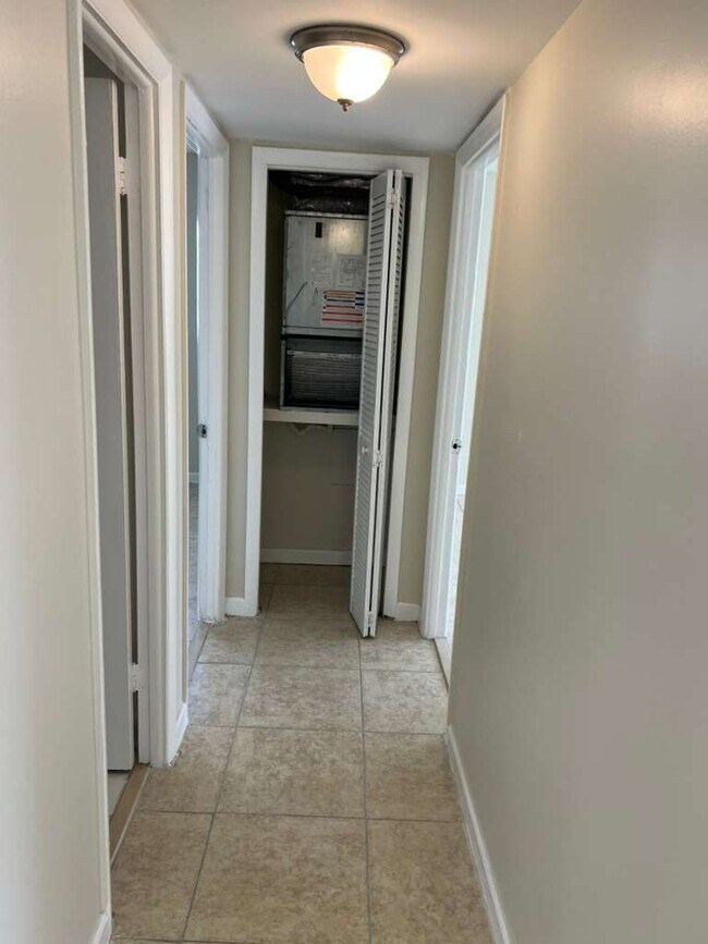 Building Photo - 15225 NE 6th Ave