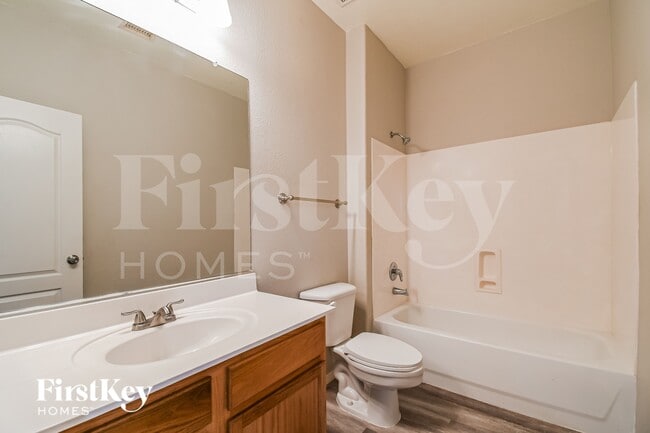 Building Photo - 2701 E Hulet Dr