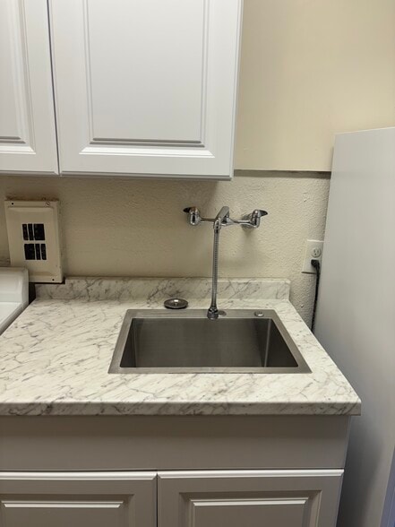 Building Photo - 1075 W State St