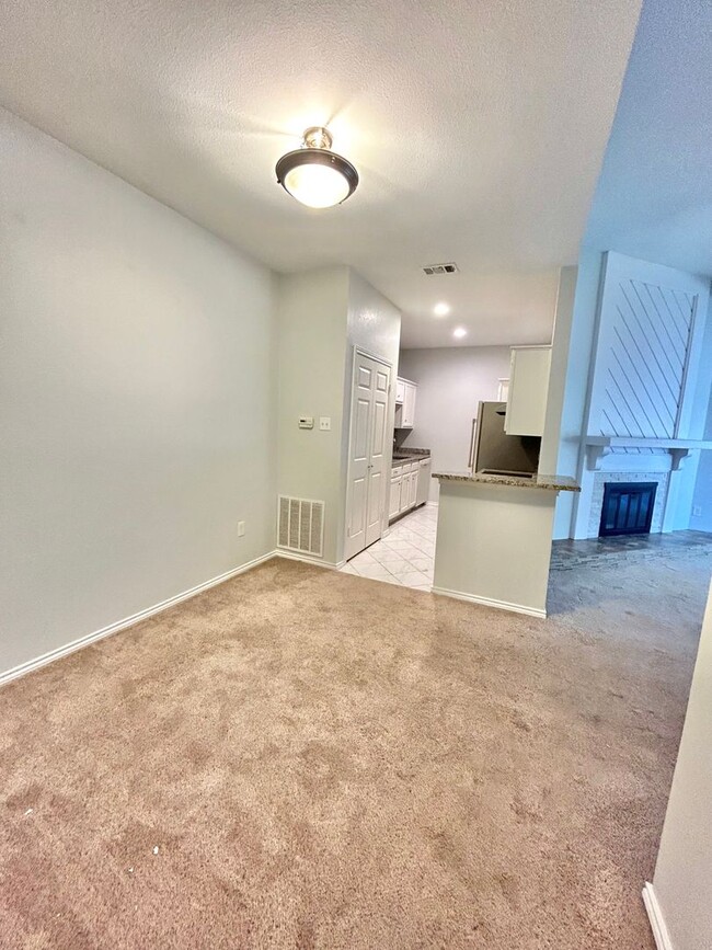 Building Photo - Centrally Located 2 Bed 1 Bath Condo