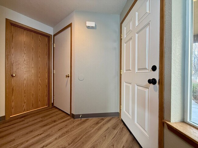 Building Photo - SPACIOUS NEWLY UPDATED TOWNHOME IN REDMOND!!