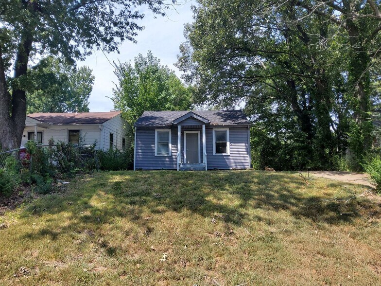 Building Photo - 2887 Woodlawn Terrace