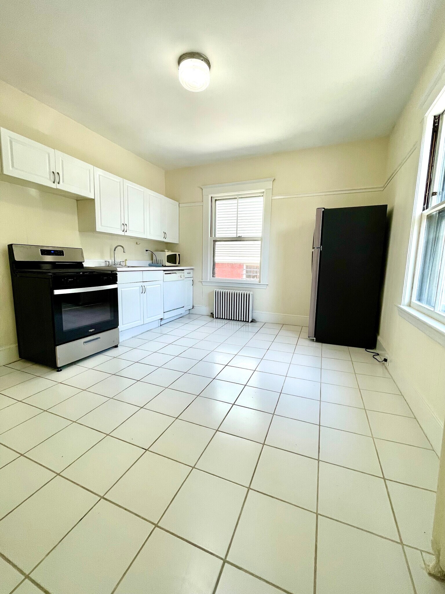 Building Photo - 81 College Ave