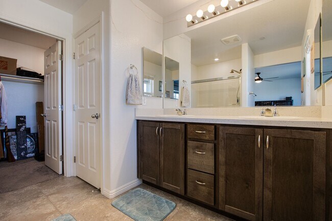 Building Photo - 2 Story Townhouse in Gated Community! Comi...