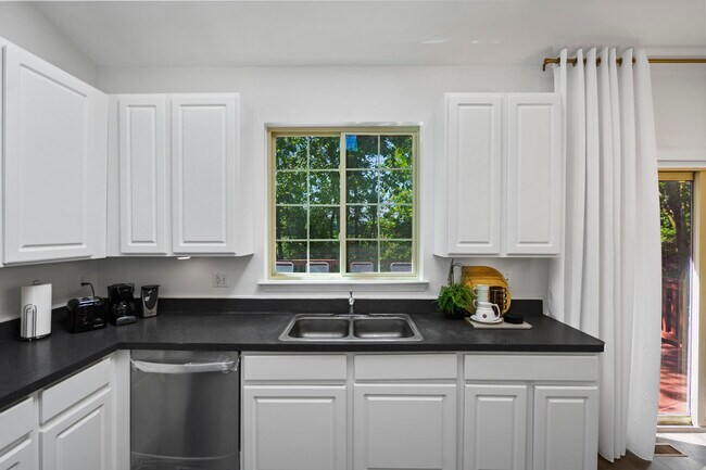 Building Photo - 5841 Lafayette Ln