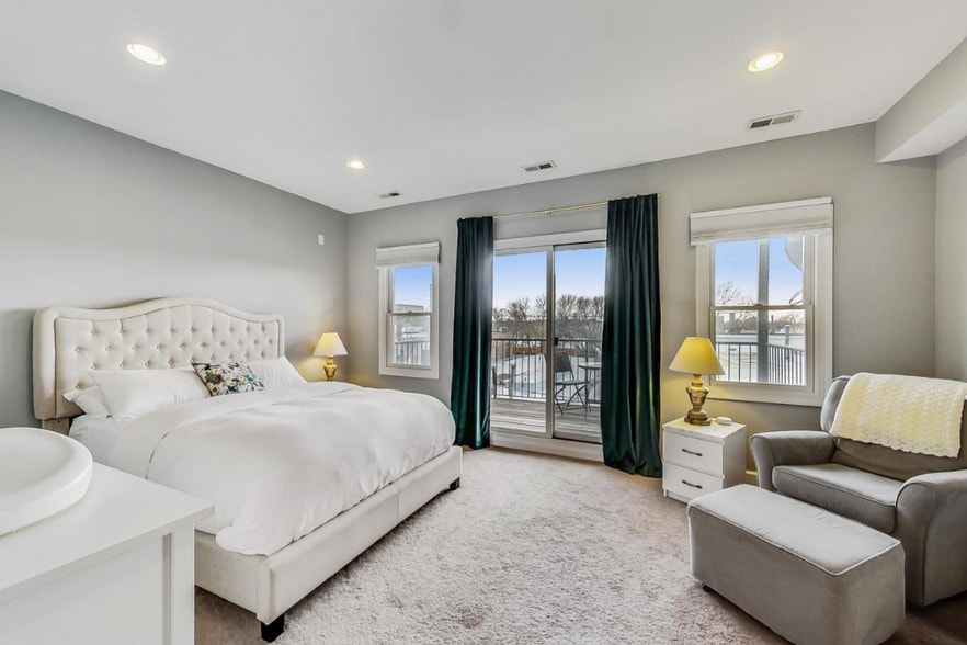 Building Photo - 2627 W Belmont Ave