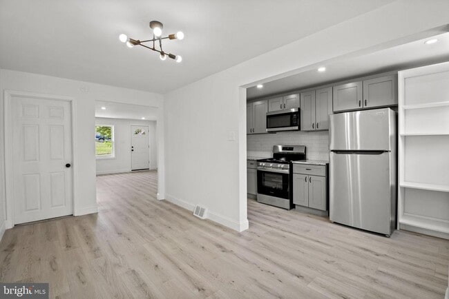 Building Photo - 2119 Delmar Dr