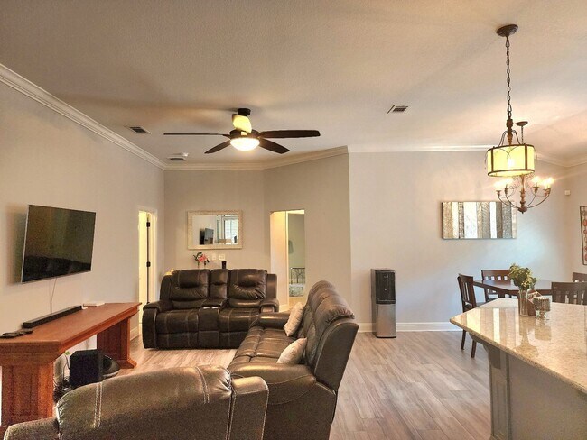 Building Photo - Luxurious 3 Bedroom, 2 Bath Home in the Ex...