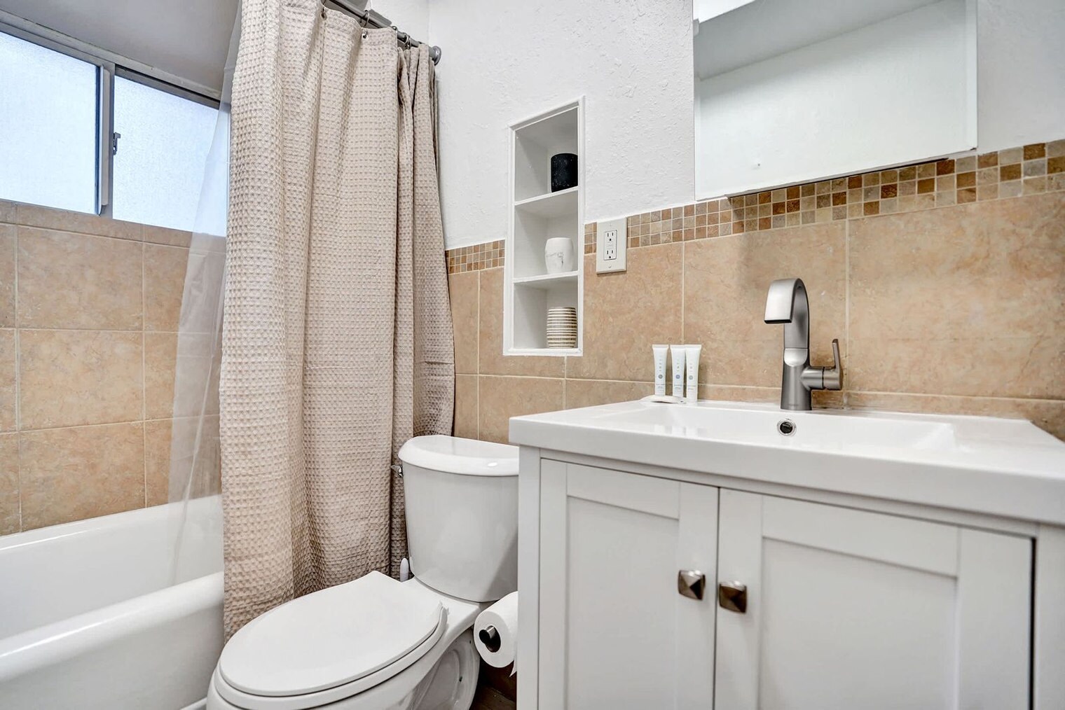 Building Photo - 101 Lucerne Ave