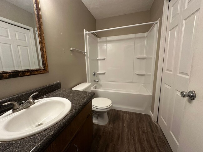 Building Photo - 749 Pointe Ct